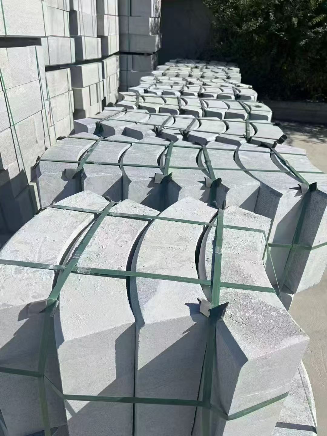 白城 芝麻灰弧形路沿石