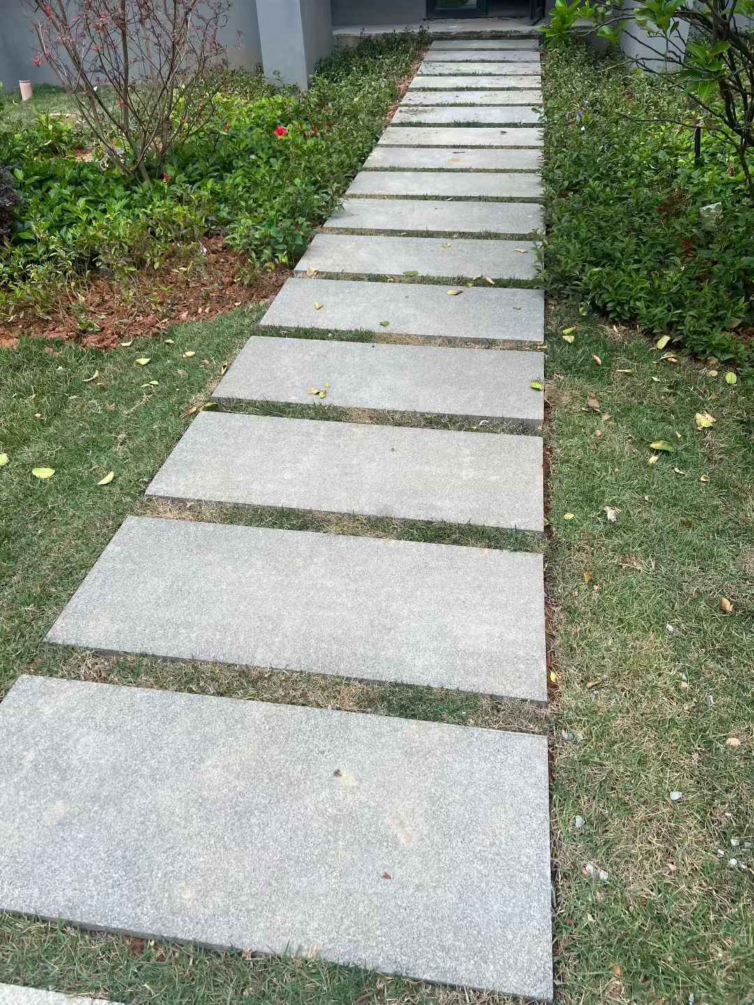 白城 芝麻黑小区踏步、汀步石铺装效果